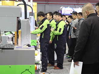 客户参观得马广告设备