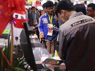 2018上海国际广告展—外国友人参观得马