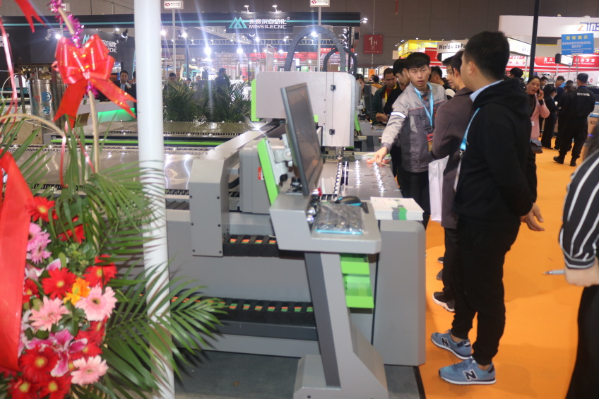 得马工作人员介绍广告雕刻机