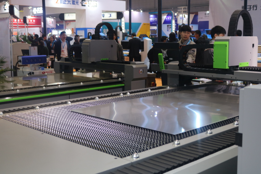 得马广告雕刻机台面