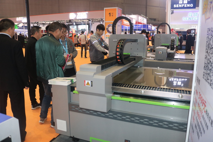 客户咨询得马广告雕刻机