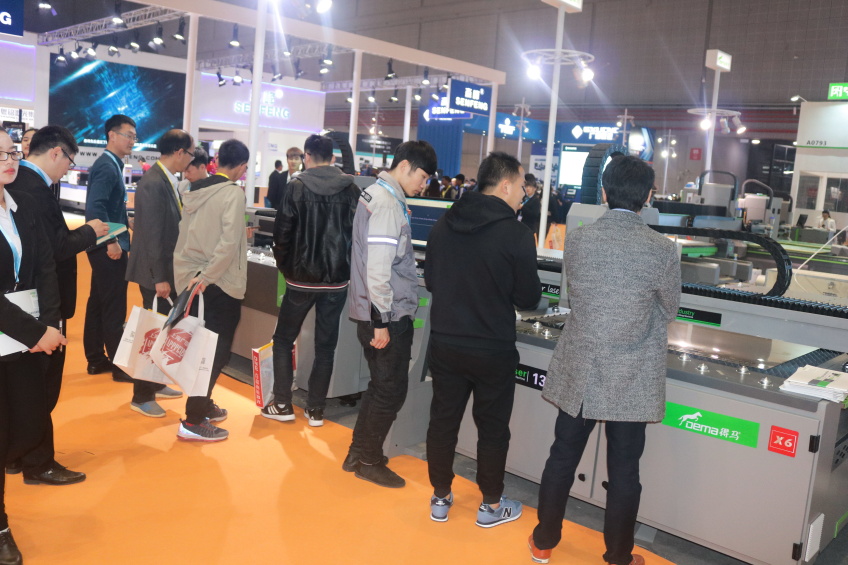 参观得马广告雕刻机的客户