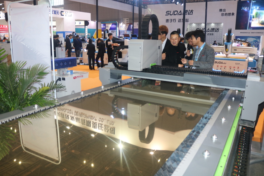 客户参观得马广告雕刻机