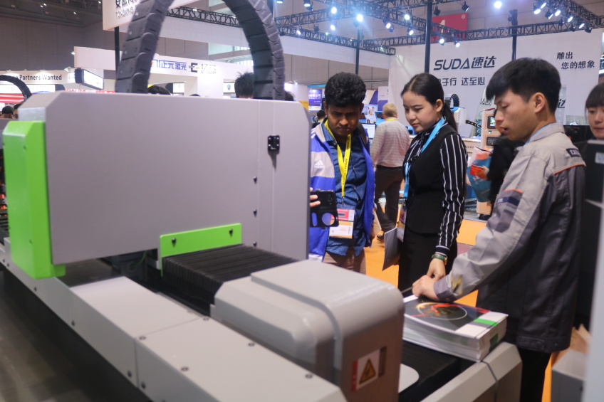 外国友人认真听讲