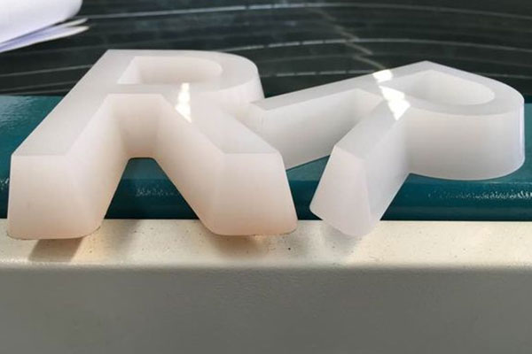 得马广告雕刻机雕刻的亚克力字 得马广告雕刻机雕刻的亚克力字