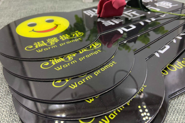 广告雕刻机加工的提示牌 广告雕刻机加工的提示牌