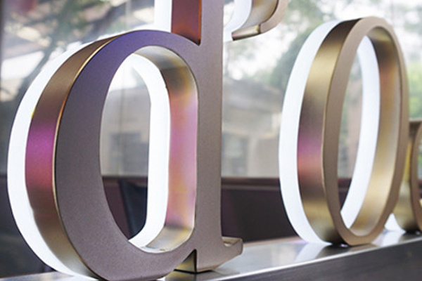 广告雕刻机加工金属字 广告雕刻机加工金属字