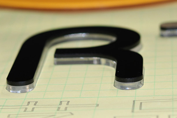 广告雕刻机加工的水晶字 广告雕刻机加工的水晶字