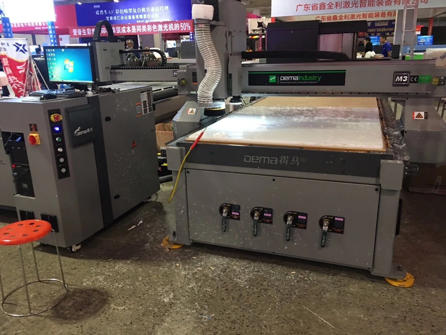 兰州展会上的得马M3雕刻机