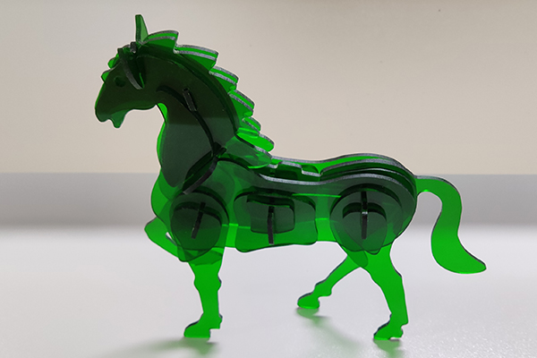 得马Z3高速巡边雕刻机切割的亚克力绿马 得马Z3高速巡边雕刻机切割的亚克力绿马