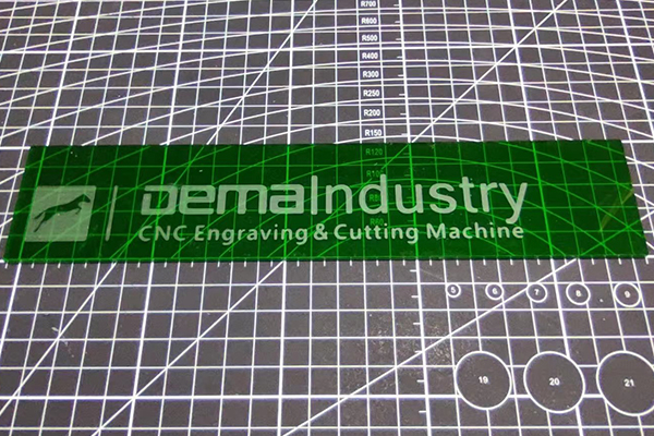 得马雕刻机切割雕刻的亚克力标牌 得马雕刻机切割雕刻的亚克力标牌