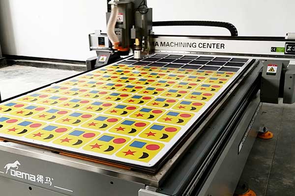 加工中的得马Z3高速巡边雕刻机 加工中的得马Z3高速巡边雕刻机