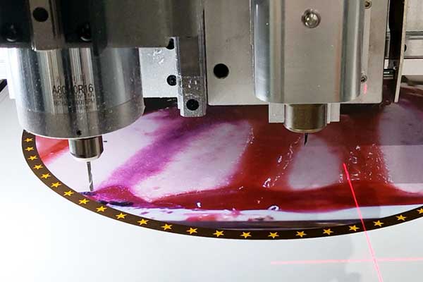 加工中的得马Z3高速巡边雕刻机 加工中的得马Z3高速巡边雕刻机