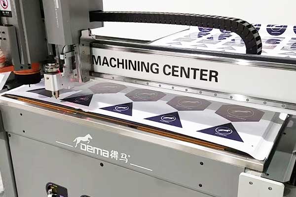 得马Z3高速巡边雕刻机展示 得马Z3高速巡边雕刻机展示