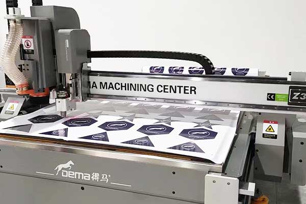 得马Z3高速巡边雕刻机加工中 得马Z3高速巡边雕刻机加工中