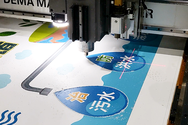 工作中的得马Z3高速巡边雕刻机 工作中的得马Z3高速巡边雕刻机