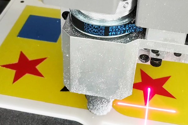 得马Z3高速巡边雕刻机切割KT板 得马Z3高速巡边雕刻机切割KT板