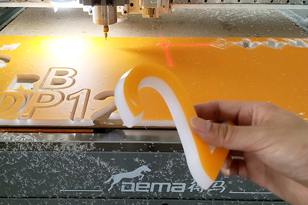 得马Z3高速巡边雕刻机加工的亚克力 得马Z3高速巡边雕刻机加工的亚克力