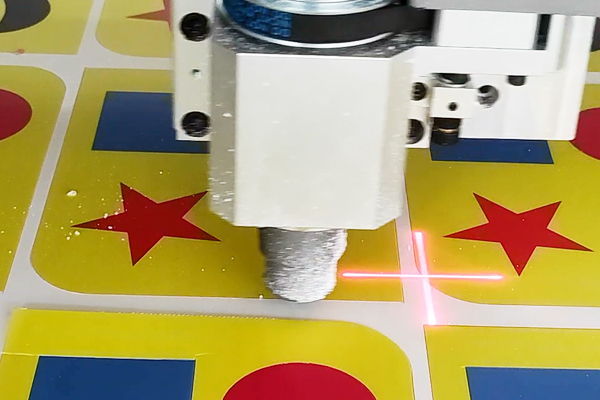 得马Z3高速巡边雕刻机切割KT板 得马Z3高速巡边雕刻机切割KT板