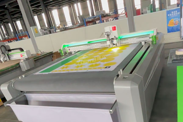 得马F11高速巡边裁切机实拍 得马F11高速巡边裁切机实拍