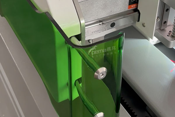 得马F11高速裁切机局部 得马F11高速裁切机局部