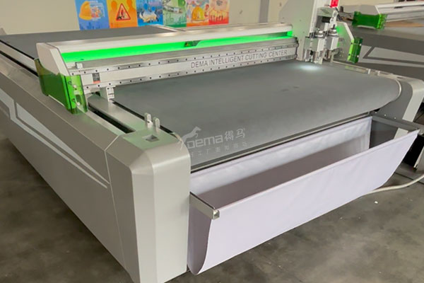 得马F11高速裁切机侧面 得马F11高速裁切机侧面