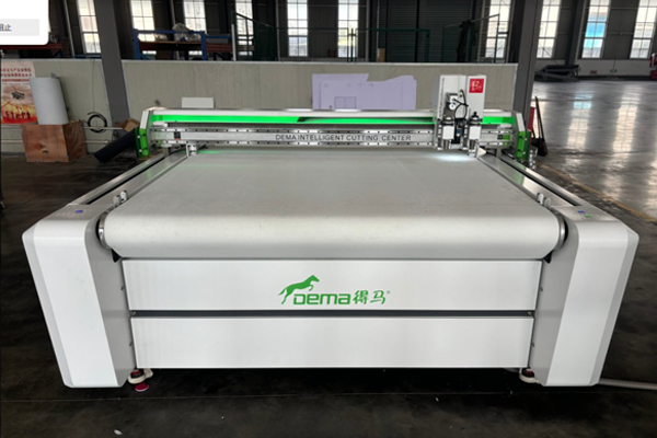 得马F11高速异形巡边裁切机 得马F11高速异形巡边裁切机